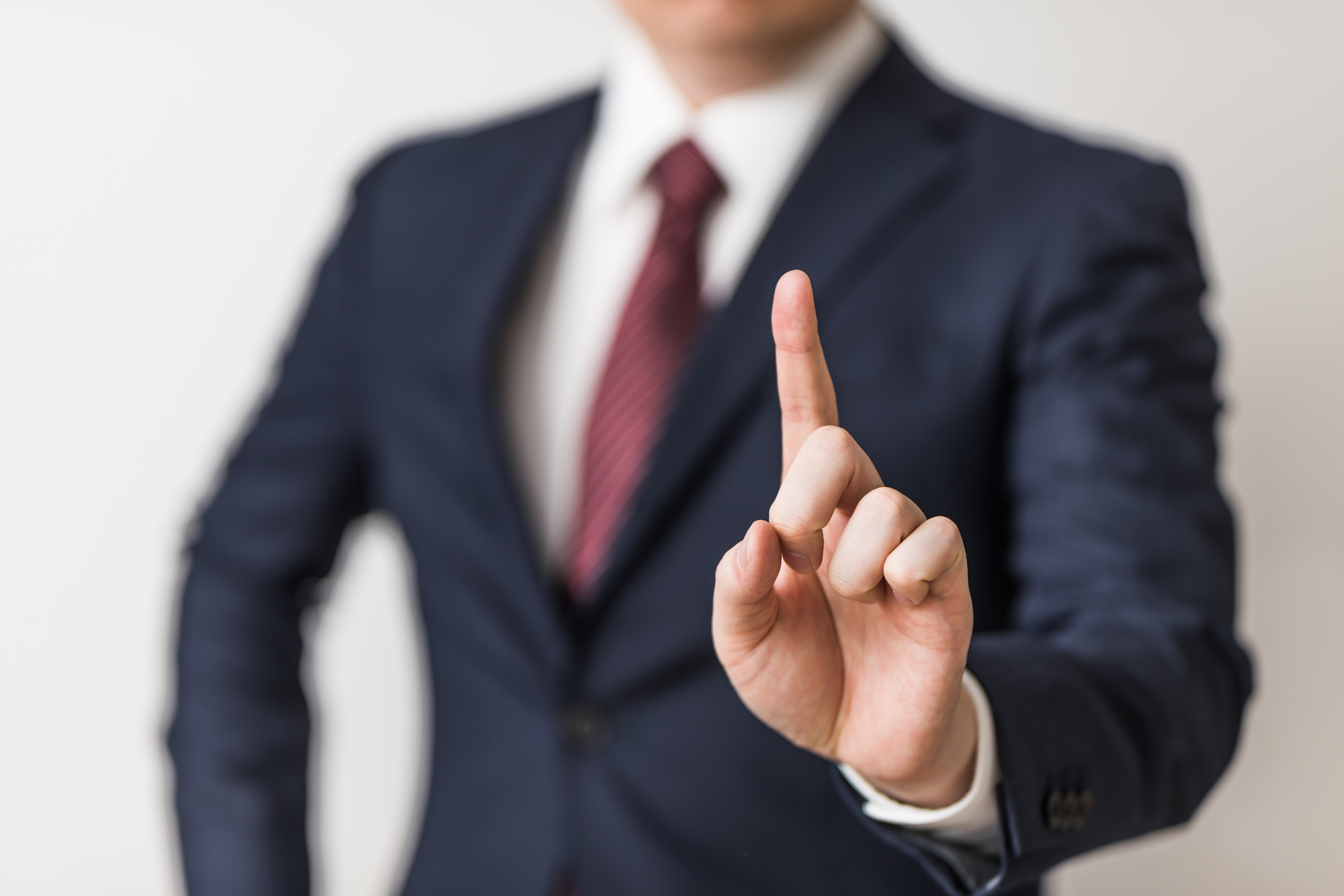 法務の人材不足を解消する方法とは？原因・影響・DXツール活用による解決策を解説