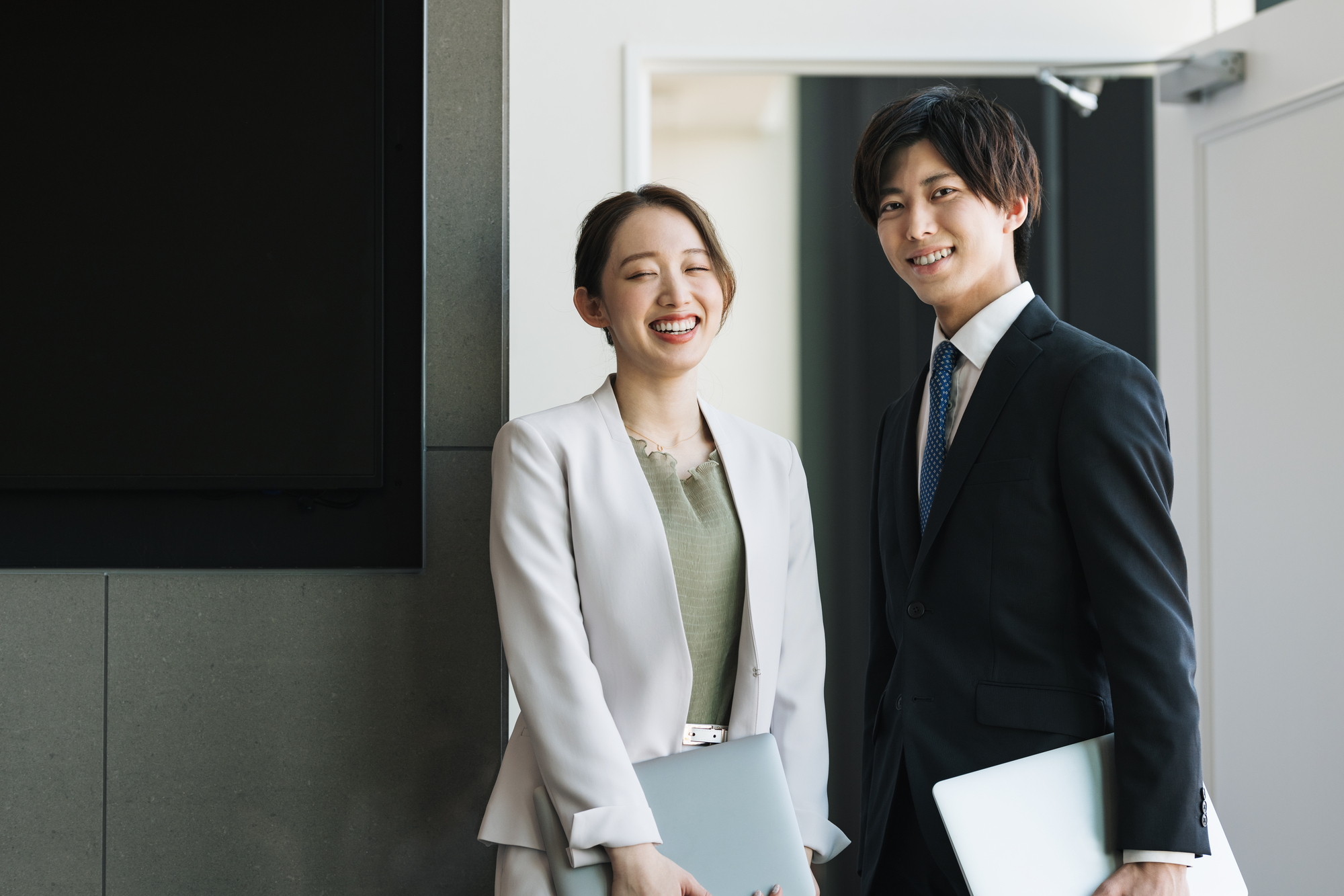 法務内製化の進め方｜外注との比較・必要なツール・体制構築まで解説