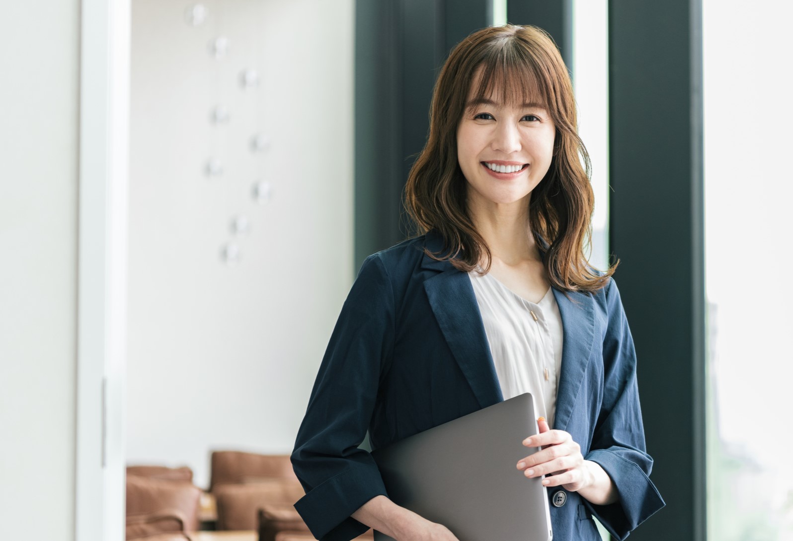 法務の属人化を解消する方法｜原因・影響・解消ステップと活用サービス8選